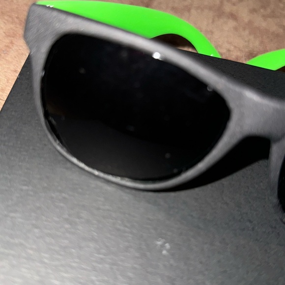 Sunglasses plastic black neon yellow UV400 protection fashion fun glasses unisex - Picture 6 of 9